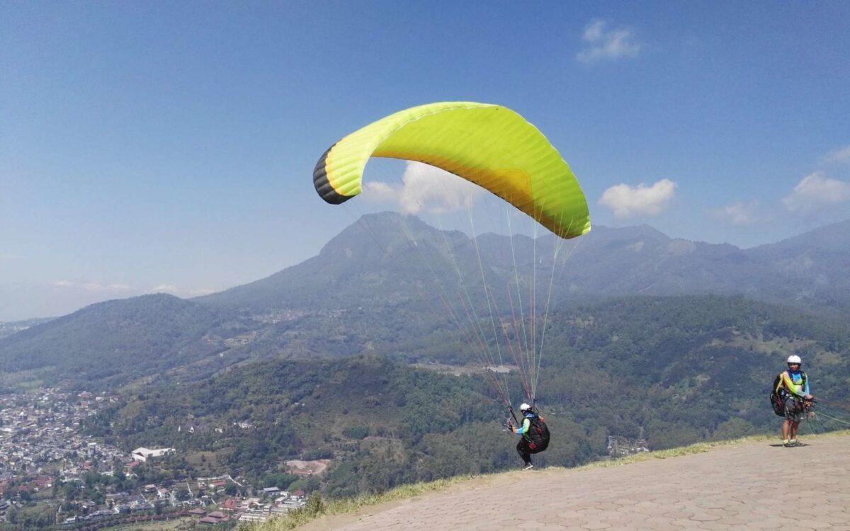 aktivitas paralayang batu malang