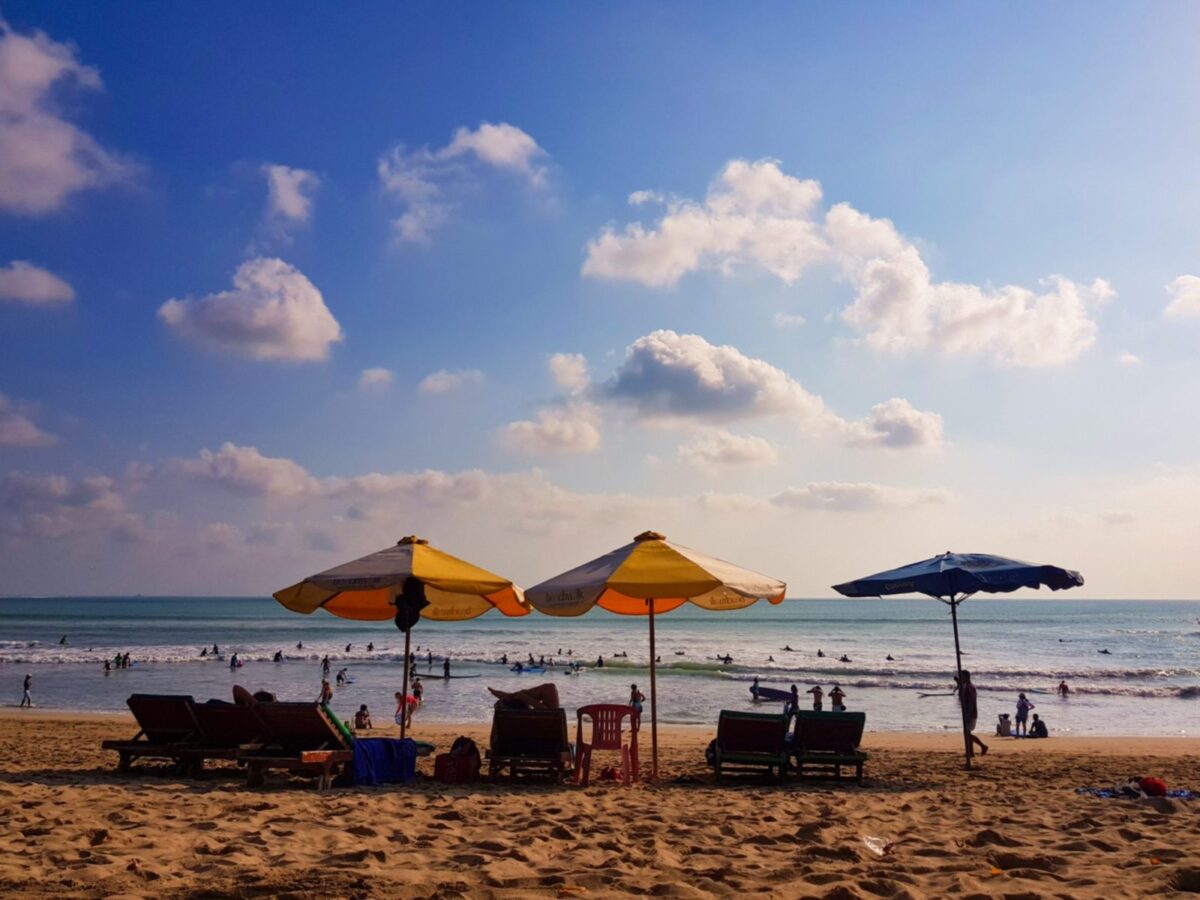 berjemur dan bersantai di pantai