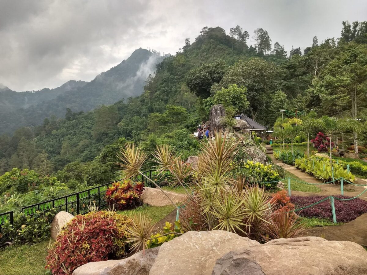 Pemandangan alam pengunungan di watu rumpuk