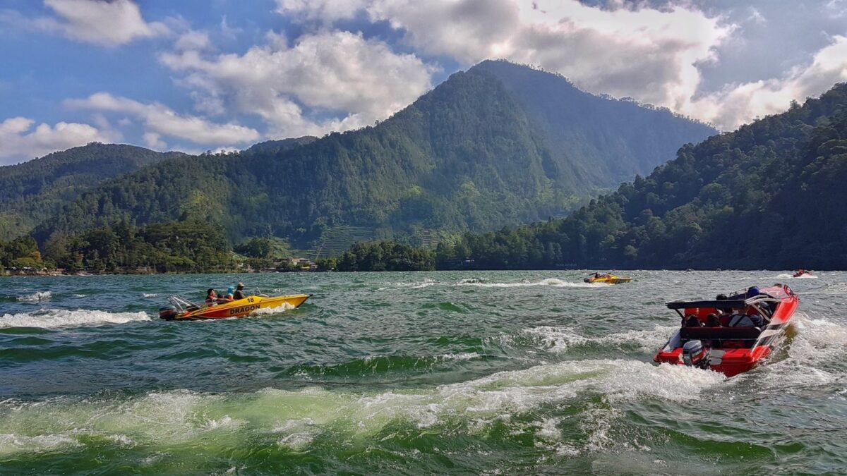 wisatawan yang bermain speedboat di telaga sarangan