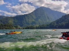 wisatawan yang bermain speedboat di telaga sarangan