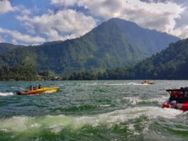 wisatawan yang bermain speedboat di telaga sarangan