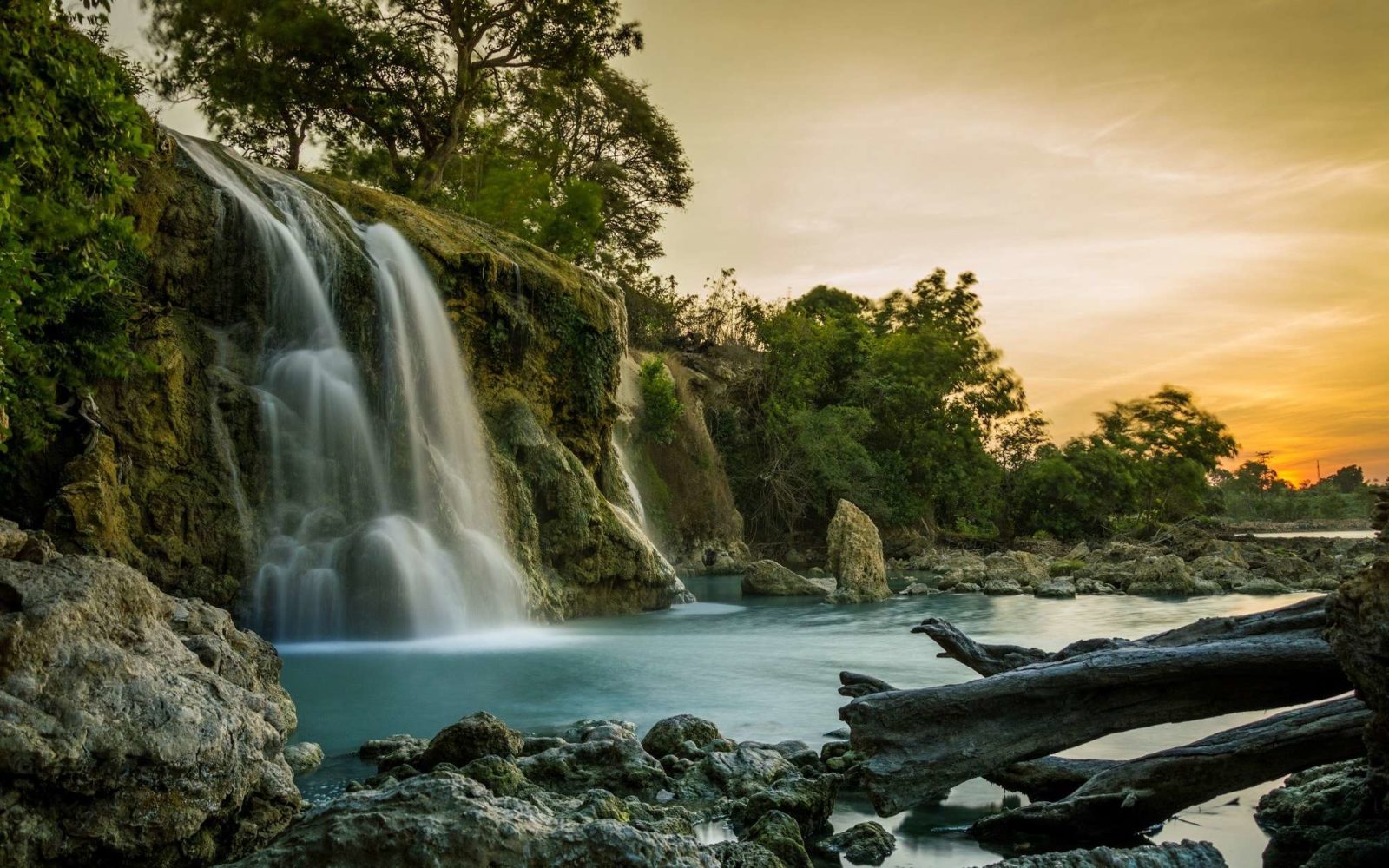 keindahan limpahan air terjun toroan yang langsung ke laut