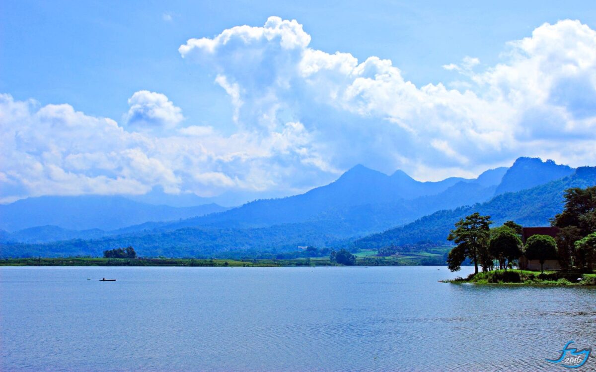 keindahan pemandangan waduk selorejo
