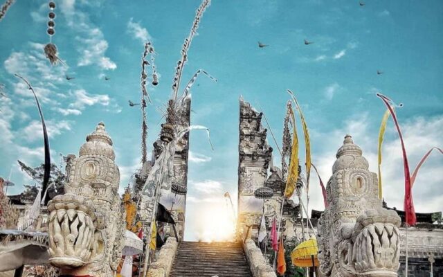 Matahari yang mengintip dari balik candi bentar