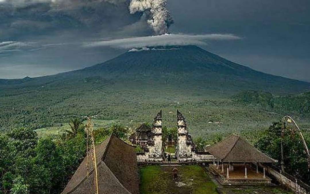 Pura Lempuyang Karangasem menjadi lokasi incaran wisatawan untuk melihat erupsi Gunung Agung