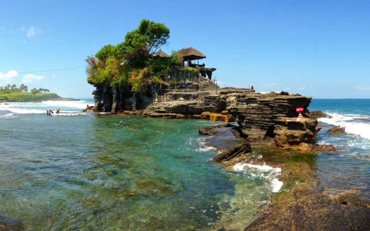 Pura Tanah Lot yang seakan berada di atas air