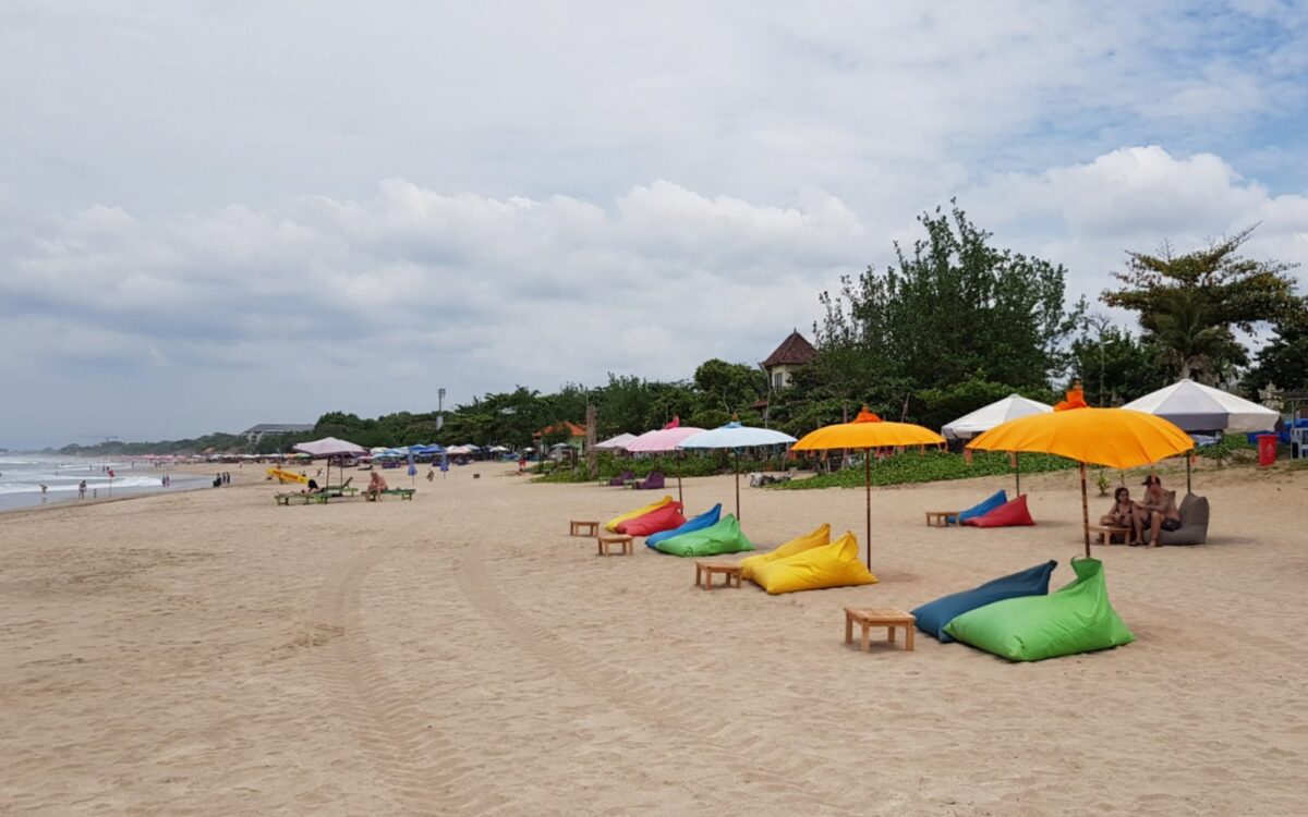 suasana pantai kuta siang hari dengan jejeran patio