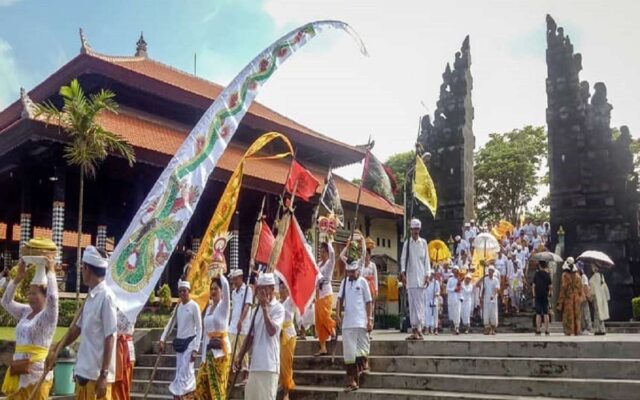 acara keagamaan yang juga sering dilangsungkan di Pura Tanah Lot