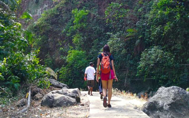 trekking menujun air terjun madakaripura