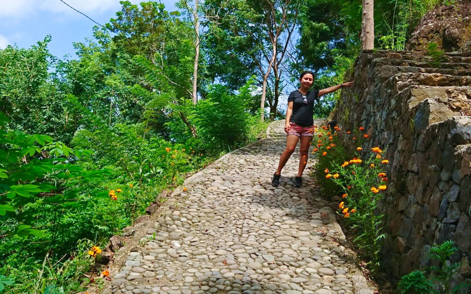 jalur trekking menuju tempat wisata kalibiru yoyakarta
