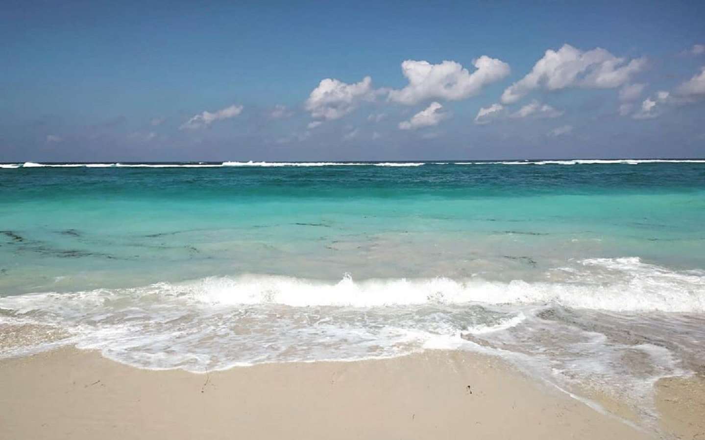 pantai pasir putih dengan warna laut toska di Pantai Pandawa