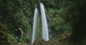 Wisata Air Terjun Jumog Karanganyar memiliki air terjun yang bersisian dengan ketinggian sekitar 30 meter
