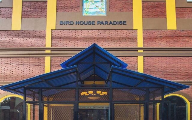 wisatawan bisa berinteraksi dengan berbagai jenis burung di rumah burung