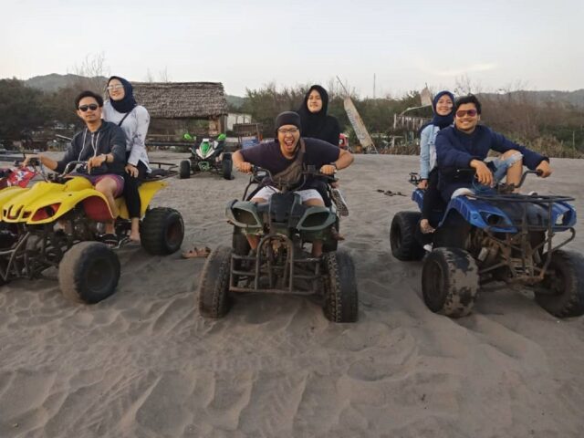 bermain atv menyusuri pantai