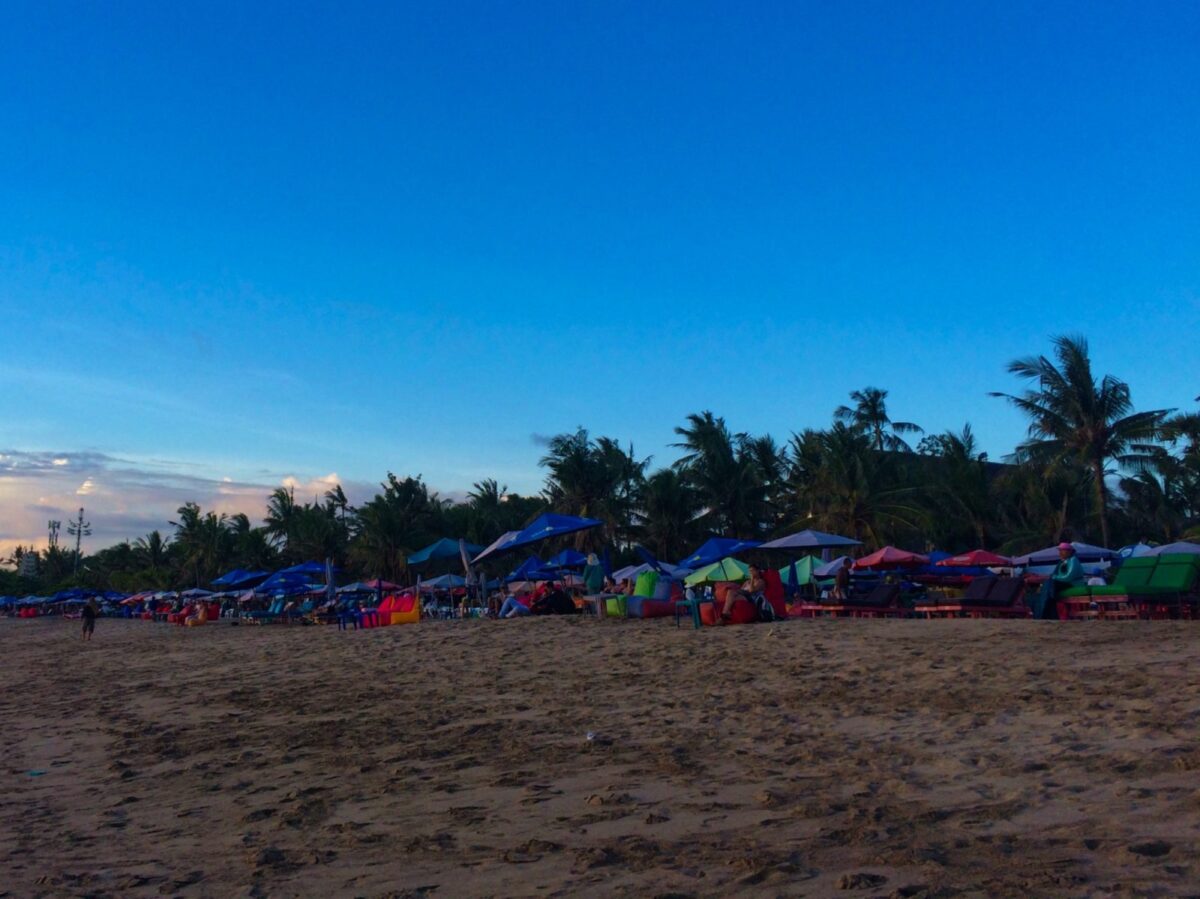 suasana malam hari di pantai kuta dengan jejeran cafe dan resto
