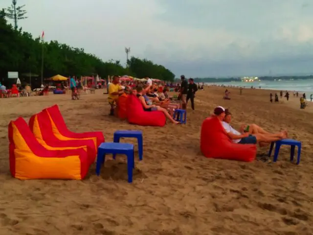 Wisatawan yang sedang bersantai di tepi pantai