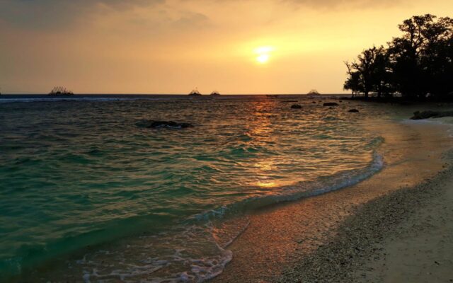 sunset di pantai tanjung lesung banten