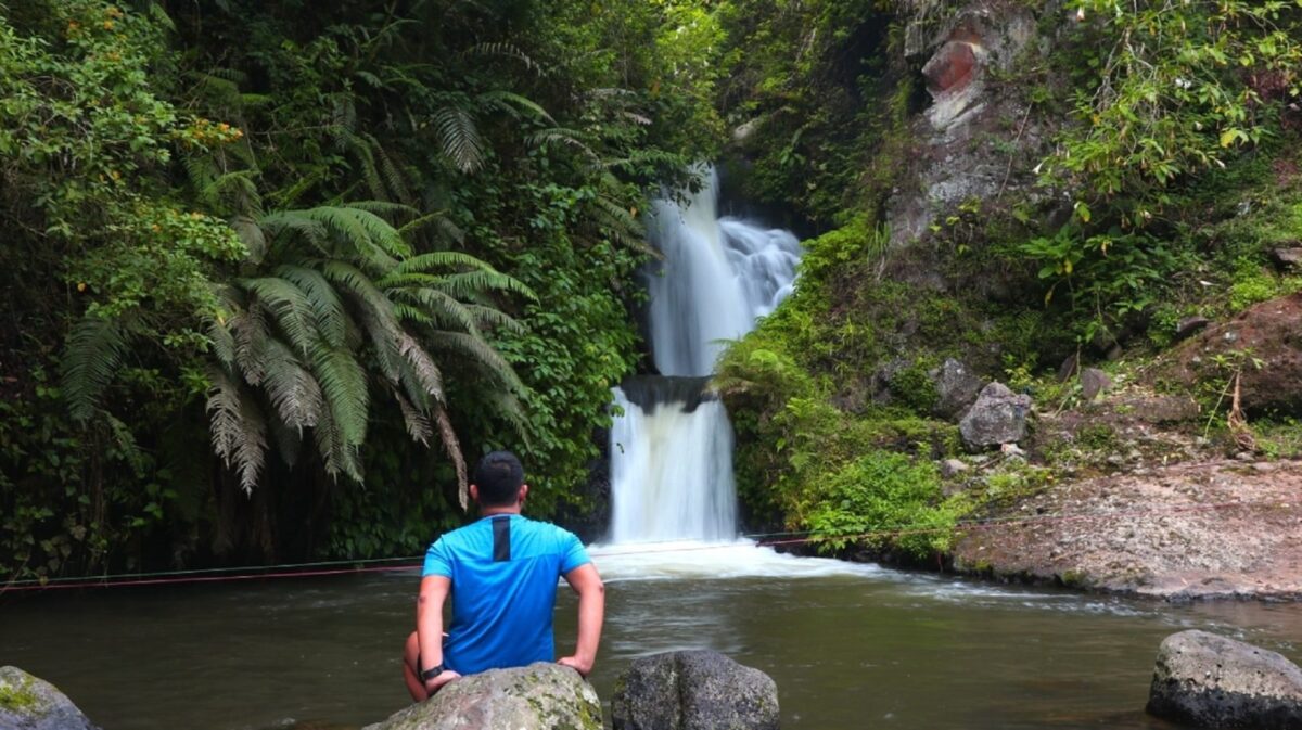 bersantai di tepi sungai sambil menikmati curug tilu