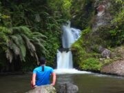 bersantai di tepi sungai sambil menikmati curug tilu