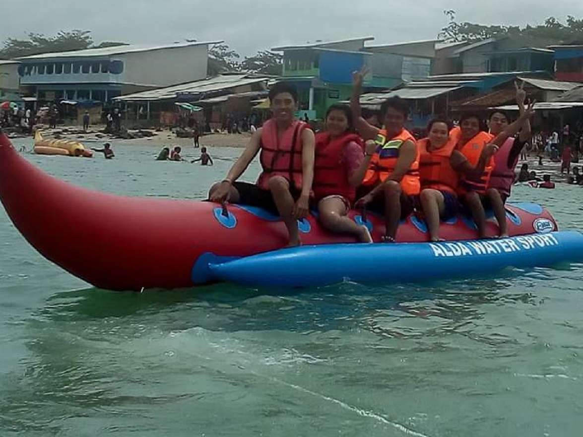 Bagi wisatawan yang ingin mencoba aktivitas yang lebih menantang, dapat mencoba Banana Boat