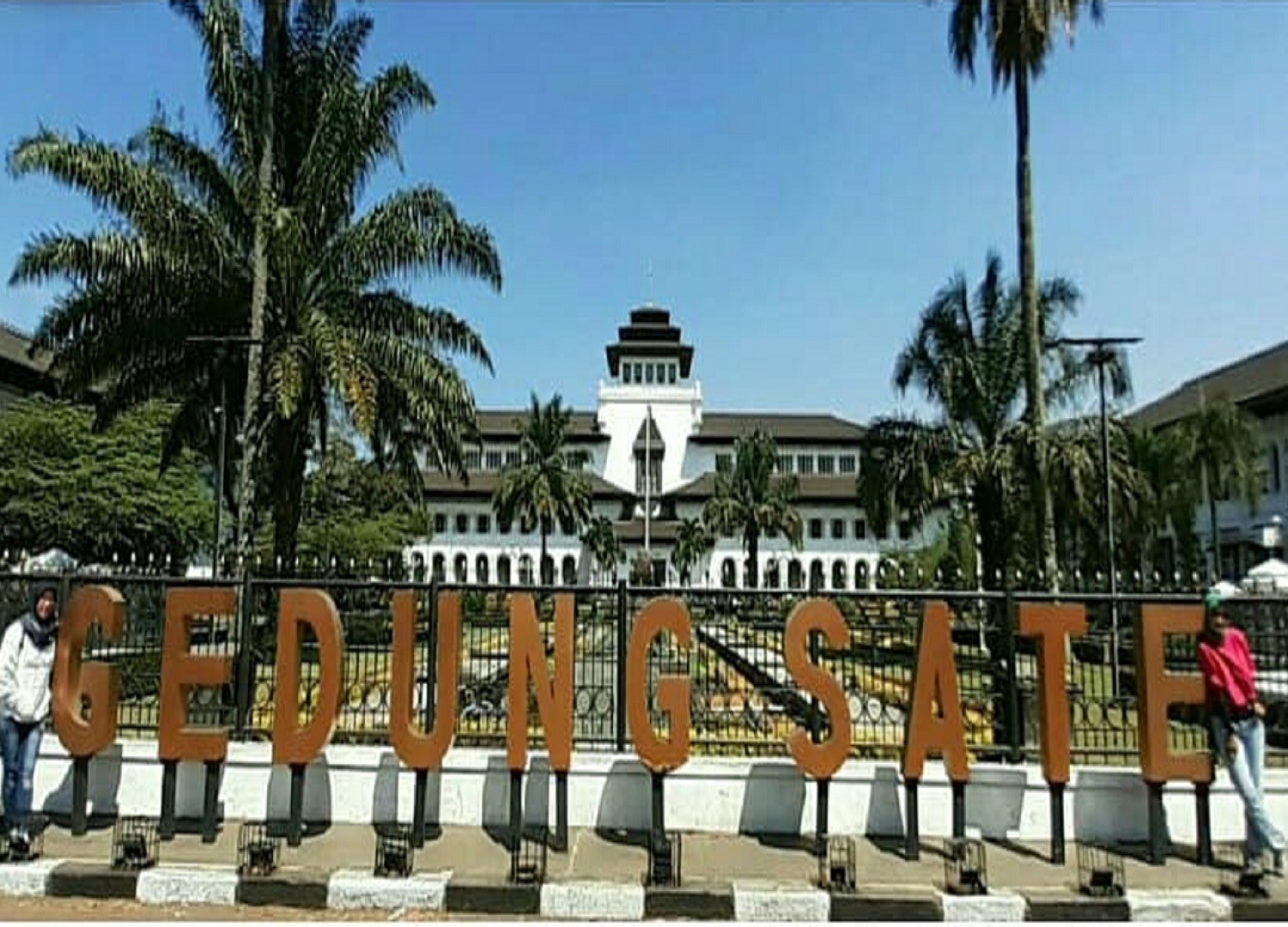 Bagian depan Gedung Sate yang sering dijadikan latar berfoto wisatawan yang datang ke kota Bandung