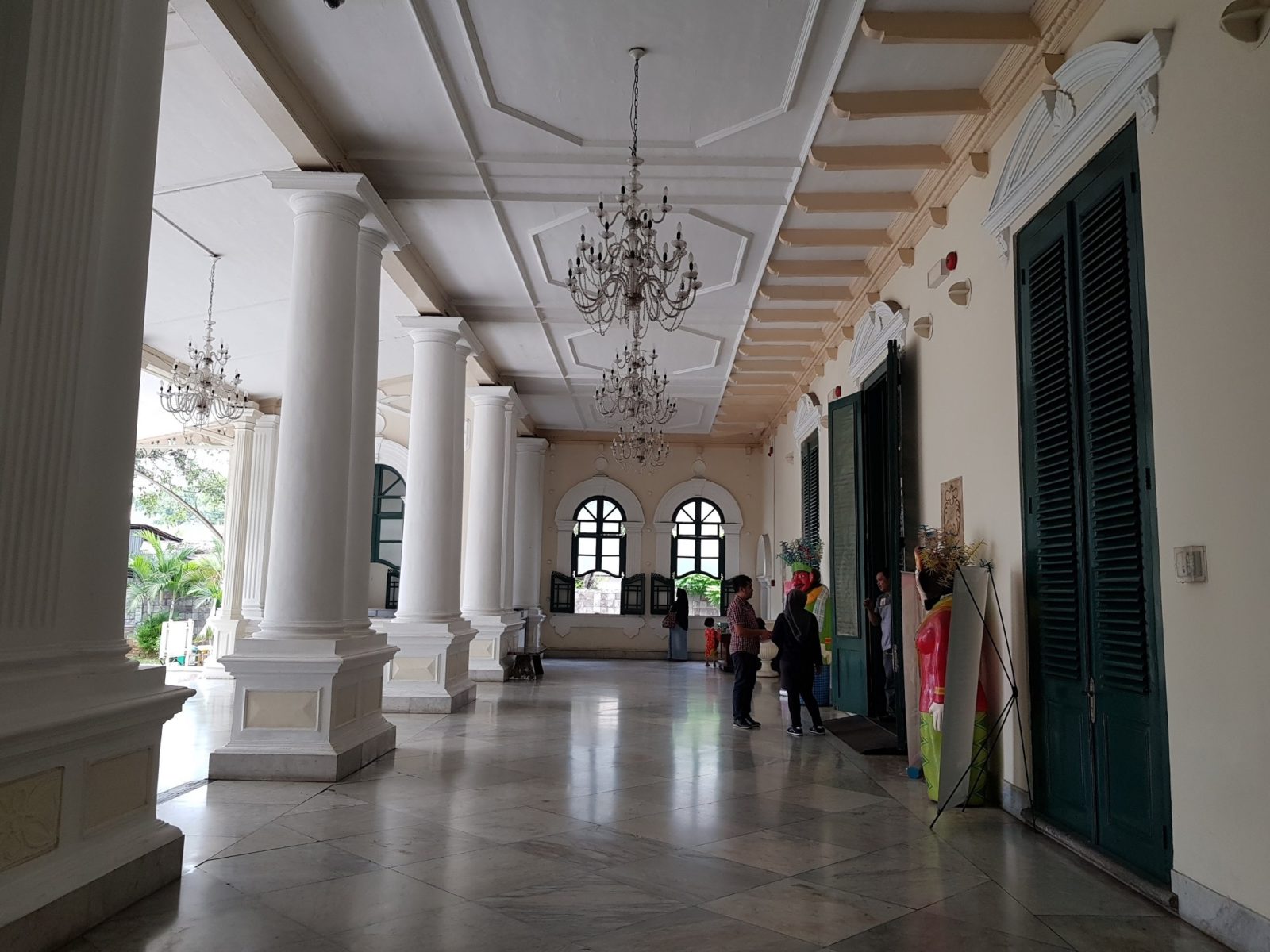 koridor museum tekstil yang tertata rapi
