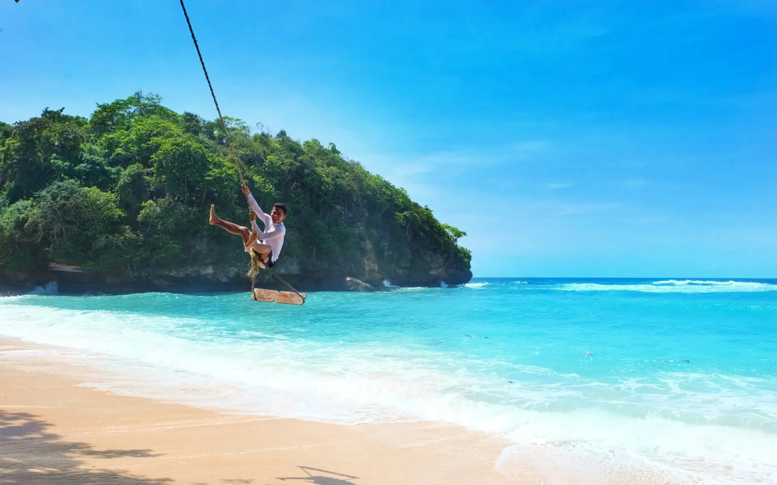 bermain di pantai