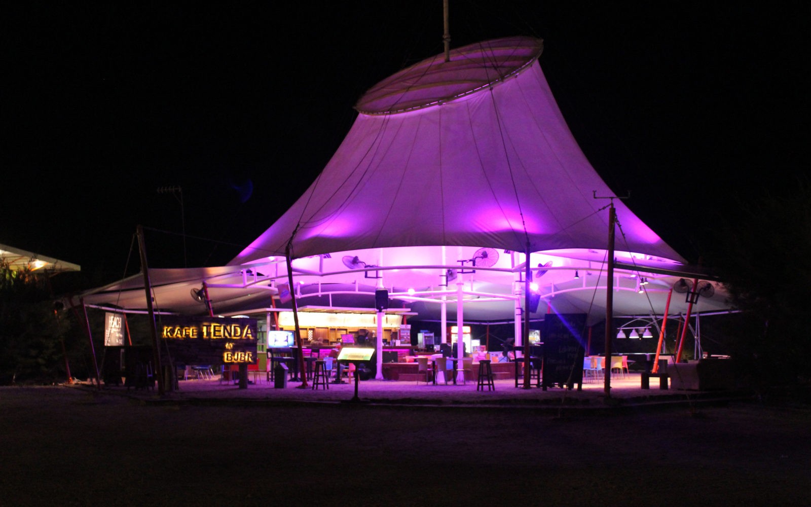 Kafe Tenda Mayangan di BeeJay Bakau Resort