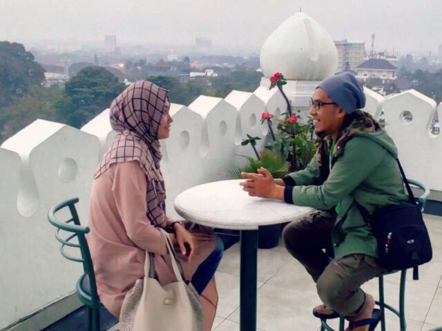 menikmati kopi di teras atas gedung sate