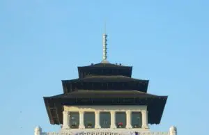 Dengan ciri khas bentuk atap menyerupai 'tusuk sate' pada puncak menara sentralnya, Gedung Sate telah lama menjadi penanda Kota Bandung