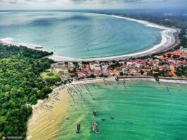 keindahan warna biru dan toska pantai pangandaran