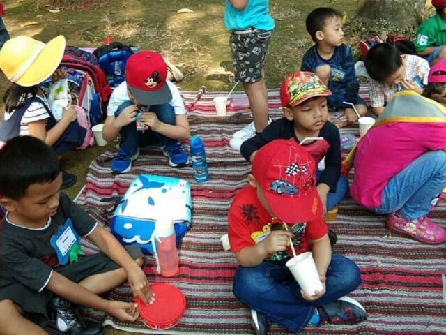 kegiatan piknik di sekitar area taman