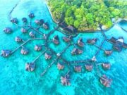 Di pulau Ayer, Pulau Seribu terdapat beberapa cottage terapung dari material kayu dengan nuansa etnik