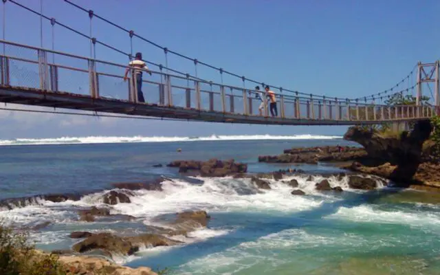 Jembatan gantung di pantai sentolo garut
