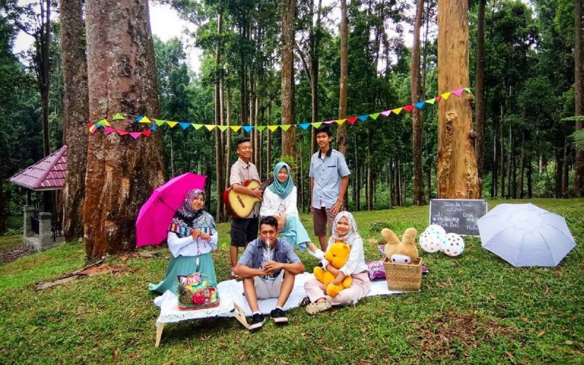 Kebun Raya Baturraden menjadi pilihan bagi wisatawan yang ingin berpiknik santai di Baturraden, Banyumas