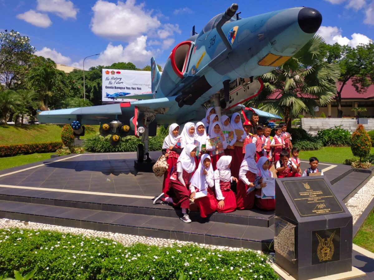 Koleksi pesawat tempur bekas di museum satria mandala