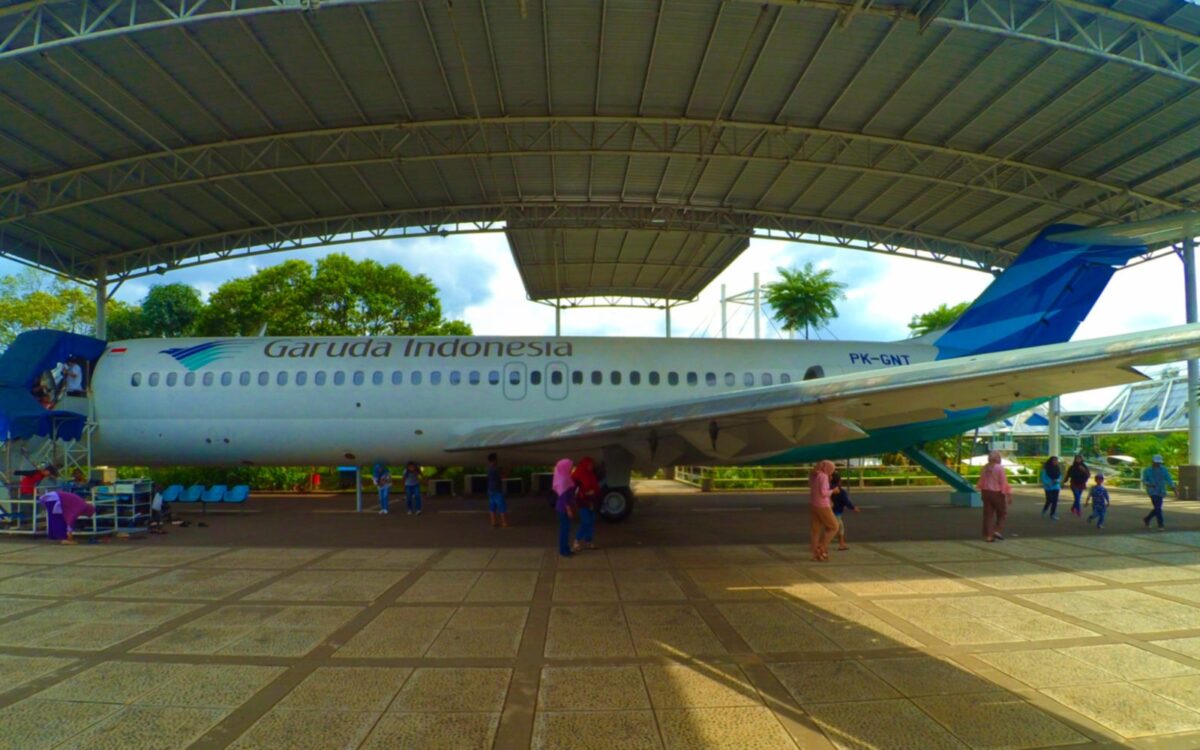 salah satu koleksi pesawat garuda di museum transportasi tmii