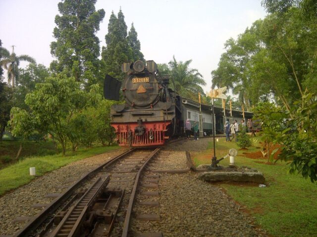koleksi lokomotif di area museum transportasi