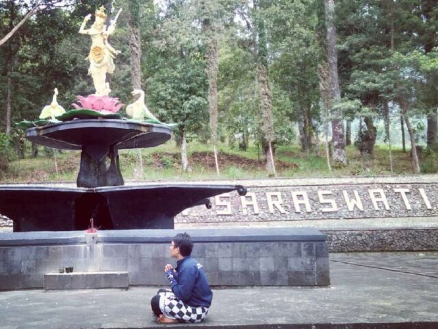 wisata religi di puri saraswati