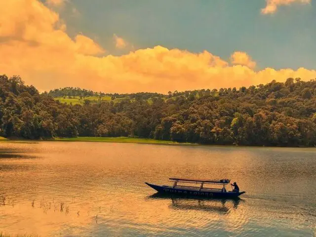 Perahu hingga kini menjadi fasilitas wisata Situ Patenggang yang banyak disukai para wisatawan untuk menjelajahi area danau