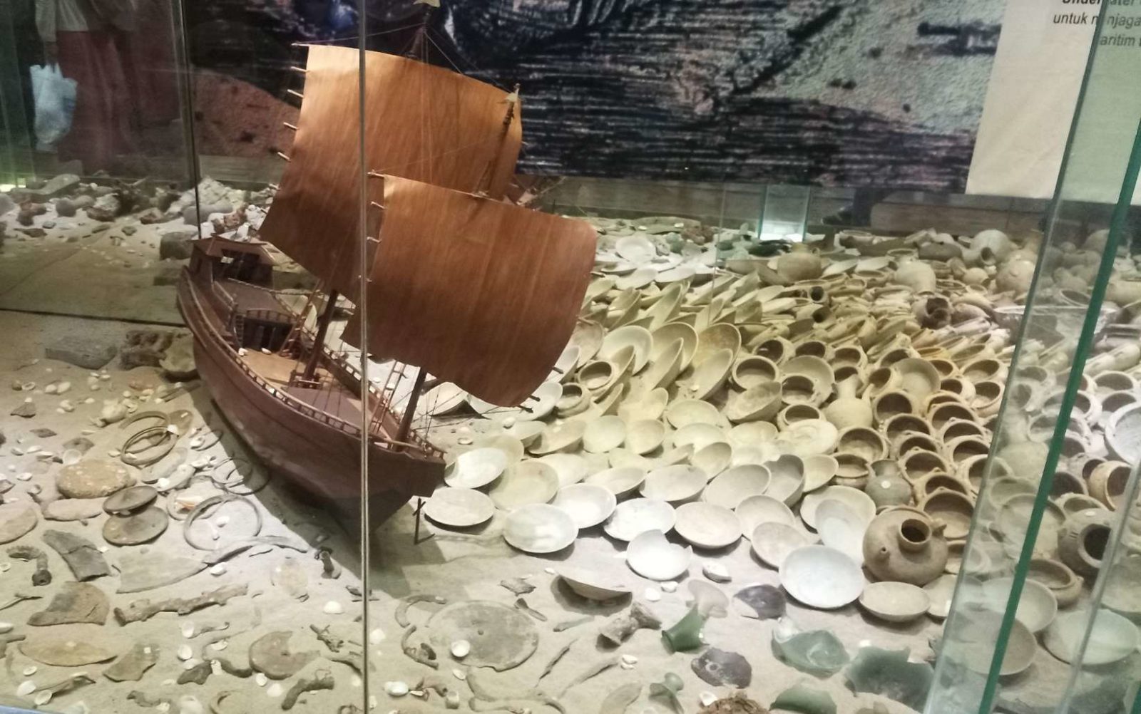 replika kapal dan keramik koleksi museum seni rupa jakarta