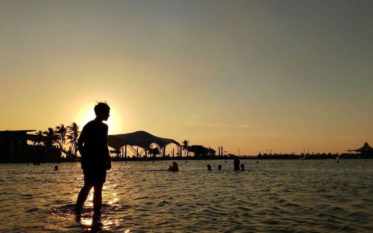 spot foto sunset di pantai ancol