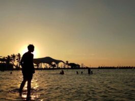 spot foto sunset di pantai ancol