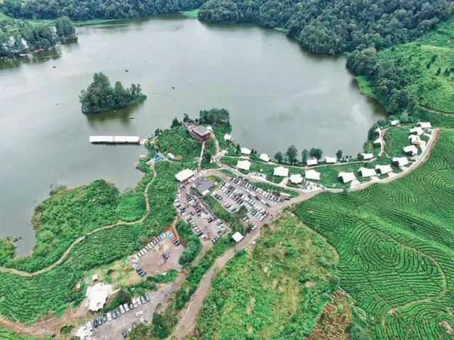 Situ Patenggang, sebuah danau dengan luas 45.000 hektar di Bandung yang dikelilingi perkebunan teh