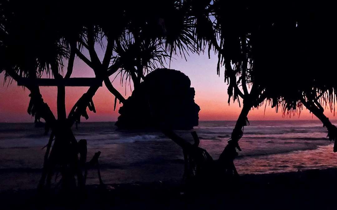 Pemandangan Sunset di Pantai Goa Cina