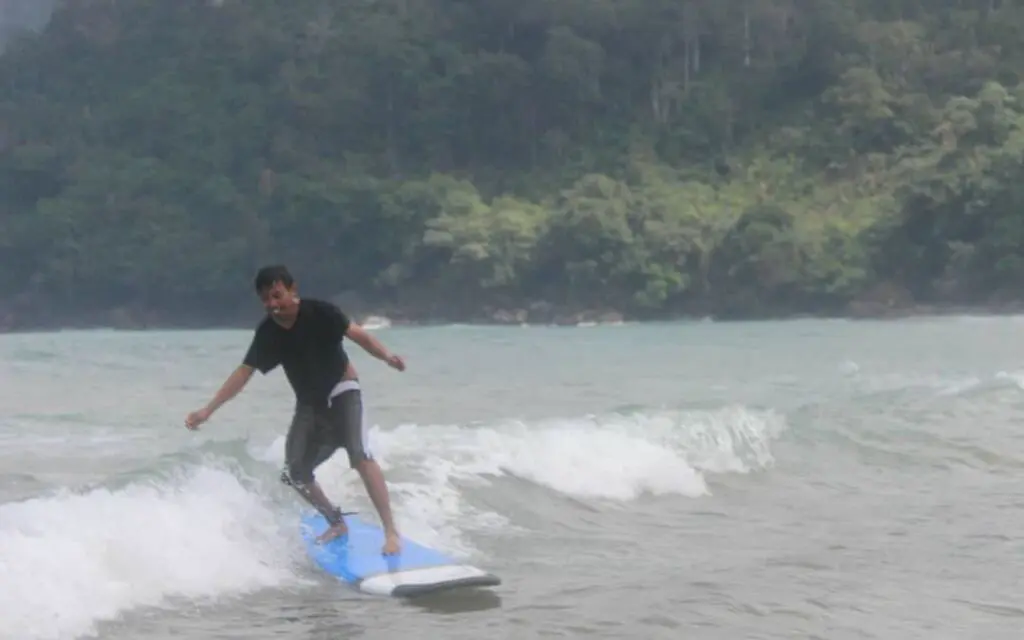 surfing di Pantai Lenggoksono 