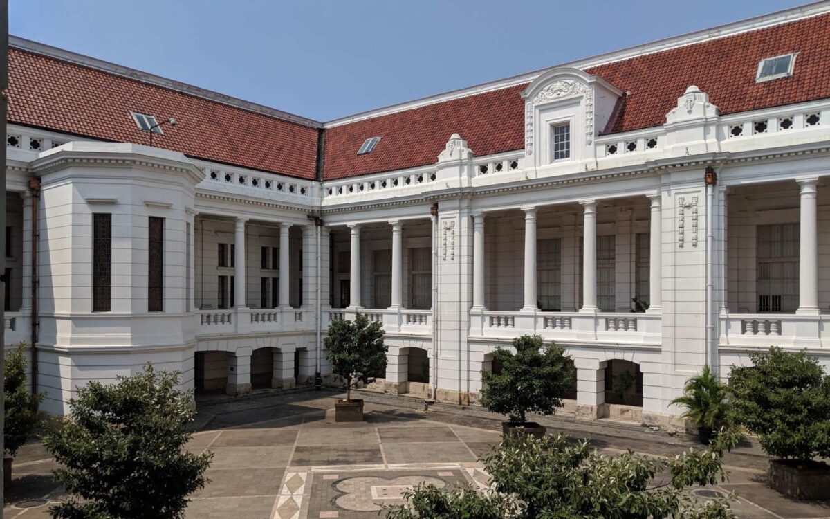 Taman di dalam Museum Bank Indonesia. Foto: Gmap/Paul Brisk