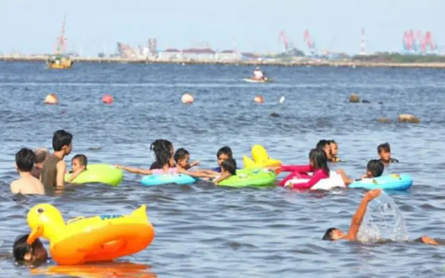 Wisatawan dengan keluarga dan anak-anak senang bisa berenang di perairan Pantai Ancol Jakarta Utara