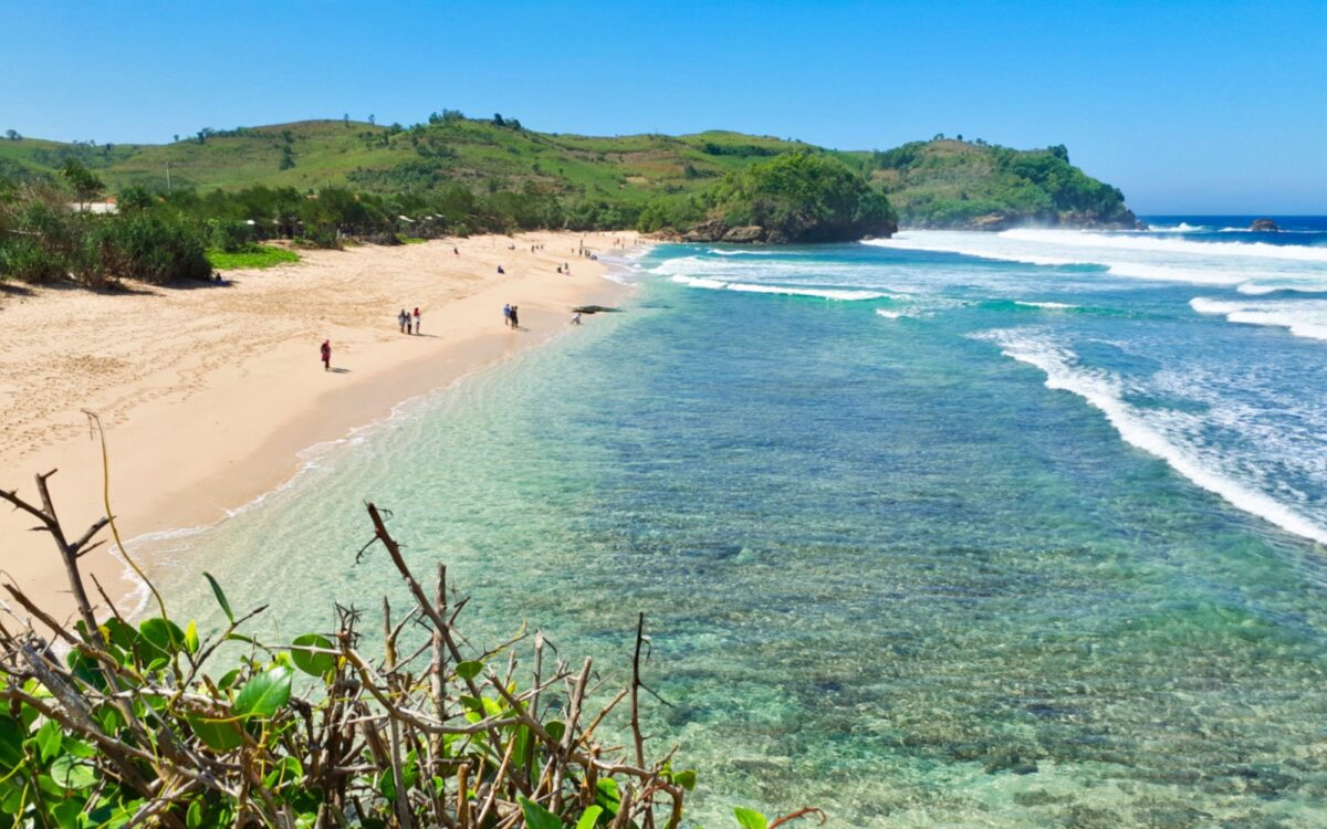 kawasan tepi pantai gondo mayit berpasir putih